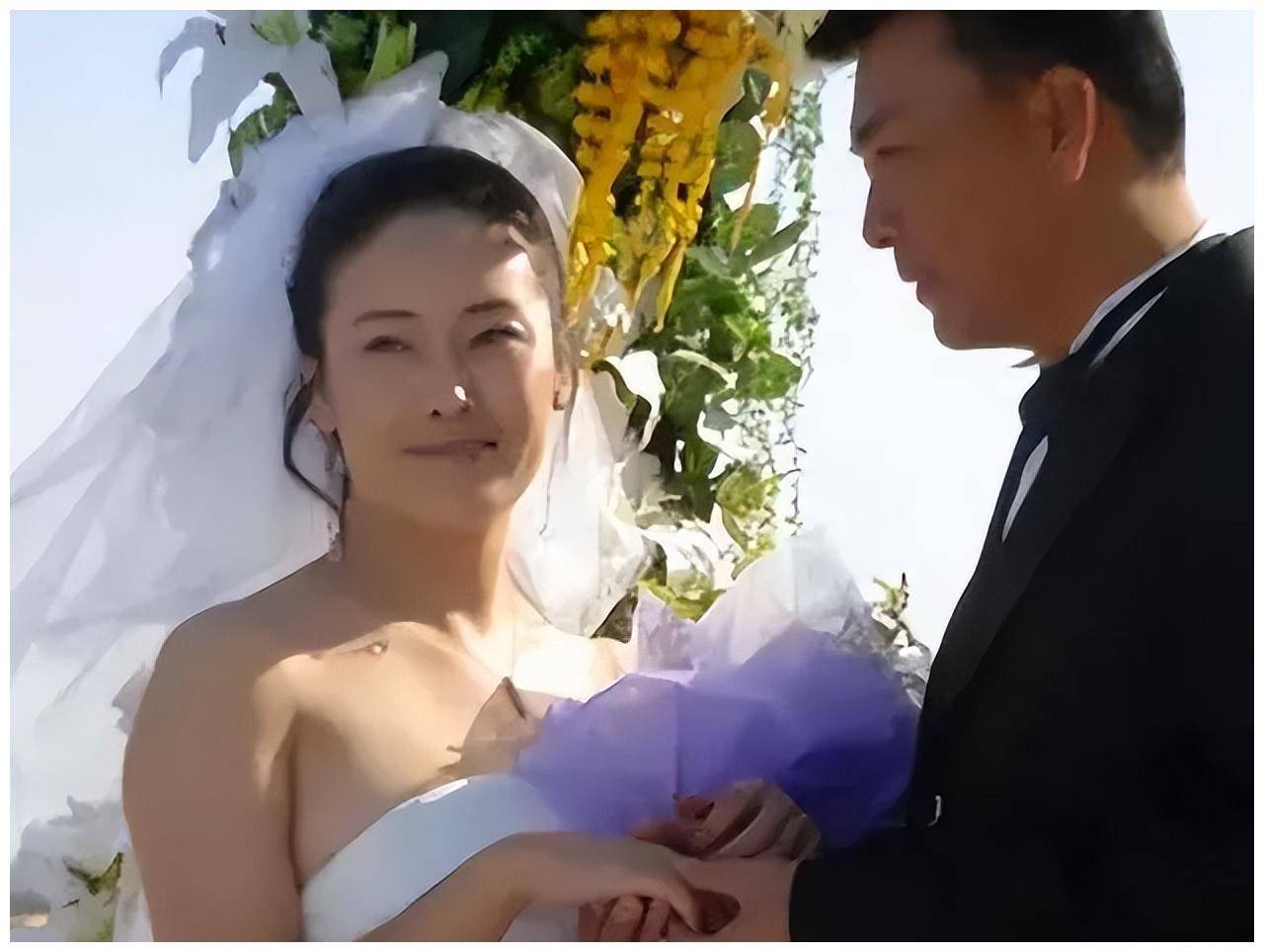 两人在一起没多久,贾妮就直接和谢晓辛提出了结婚.