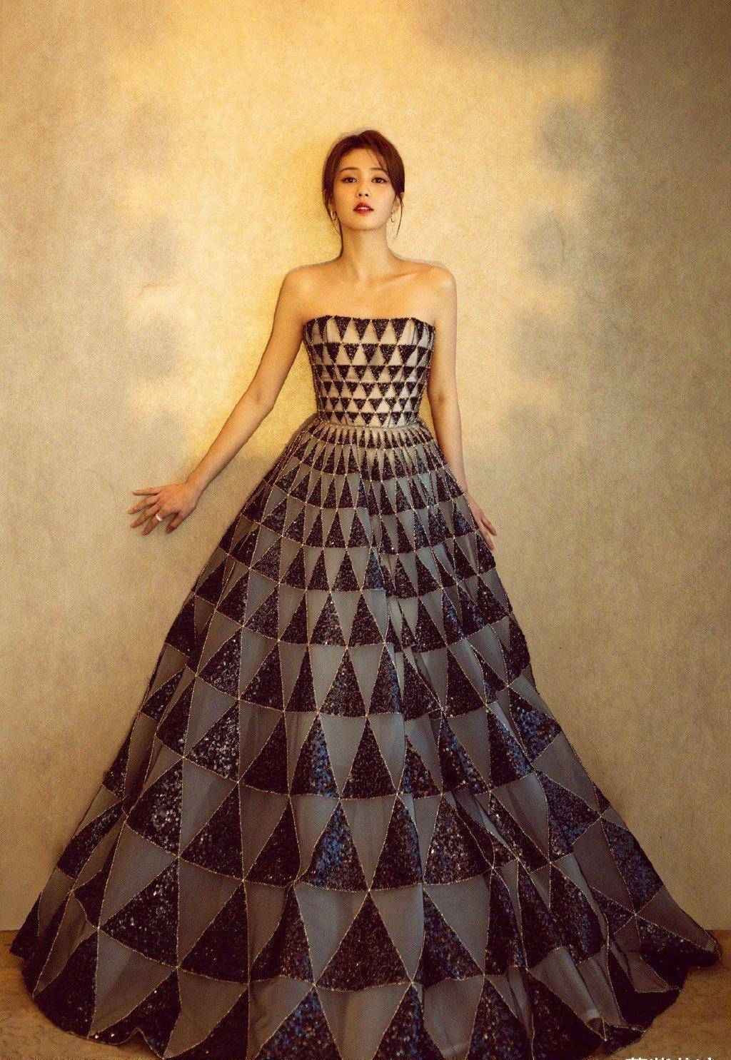 白鹿从"网红"变明星,靠穿搭一路蜕变,私服简直美到让人犯规_礼服_造型