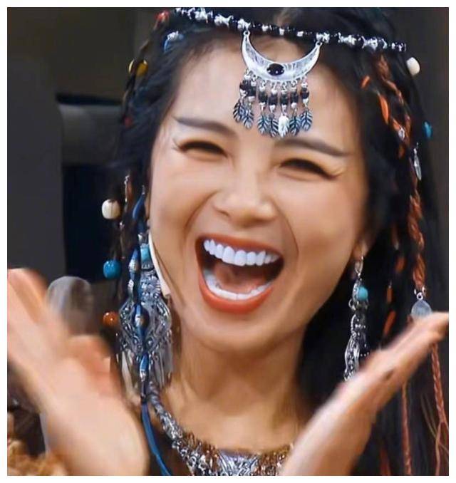 如果刘涛这牙齿单拿出来,可能还不发现有什么问题,但是和旁边的女明星