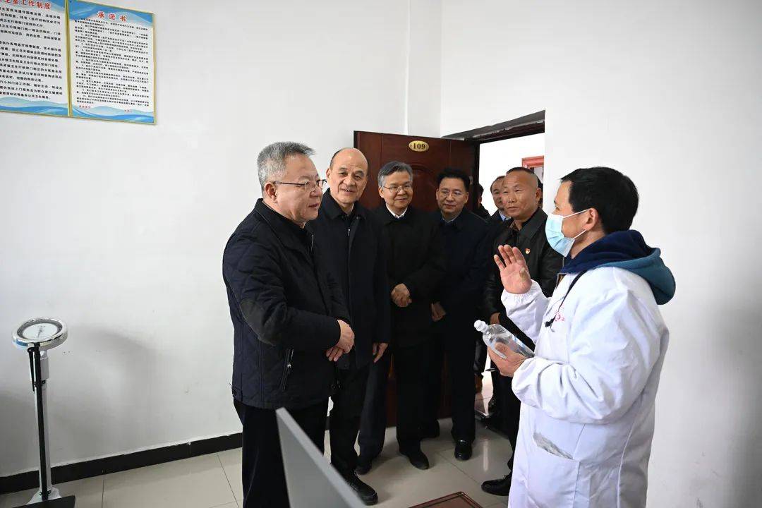 1月30日,沈晓明来到祁东县蒋家桥镇龙兴村卫生室,仔细询问基层医疗