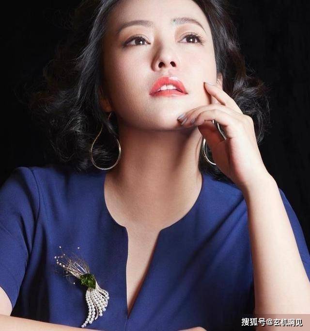 45岁郝蕾魅力无限,影坛性感尤物展现才华与美貌!_女性_身材_外貌