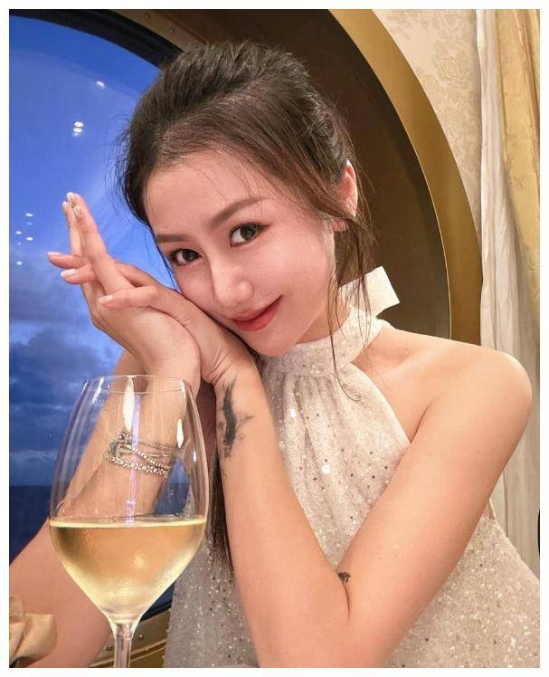 汪峰和陈露恋情上热搜,工作室火速辟谣,女网红也大有来头_葛荟婕_女儿