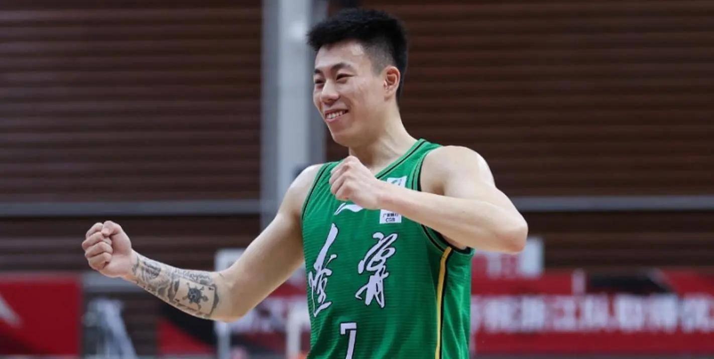 看了张镇麟径直走回更衣室,才知道他需要成长的地方还有很多_上海队