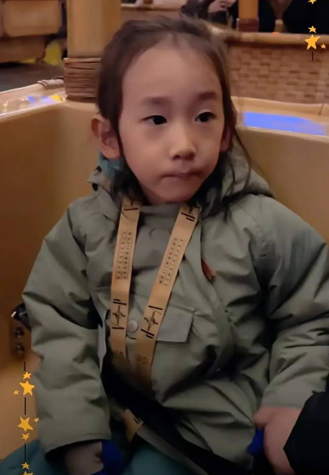 而且应采儿一直给二宝留的是长发,jasper却是短寸头,哥哥弟弟是完全不