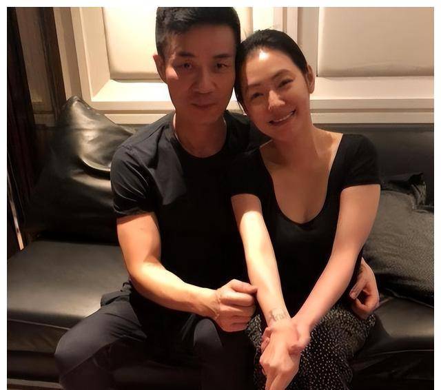 小s45岁罕晒老公视角泳装照,性感肉感,完美辣妈身材_明星_购物_社会