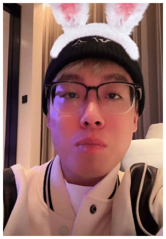 陈泽去看马思唯演唱会,上厕所被粉丝拿手机拍,委屈落泪气哭了_网络