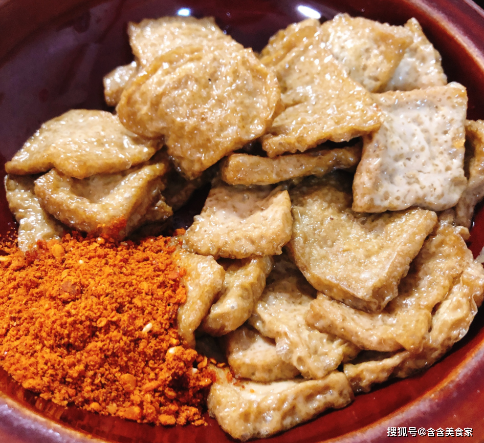 街边小摊上,油炸青盐豆腐的香气四溢,金黄诱人.