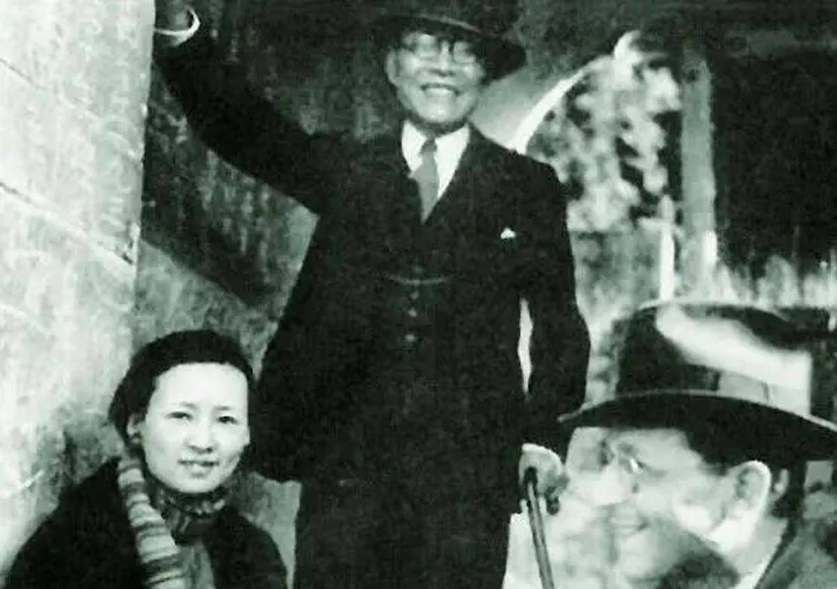 林徽因(左一)与金岳霖(左二)作为罗素的追随者,丽琳倡导"不婚主义"