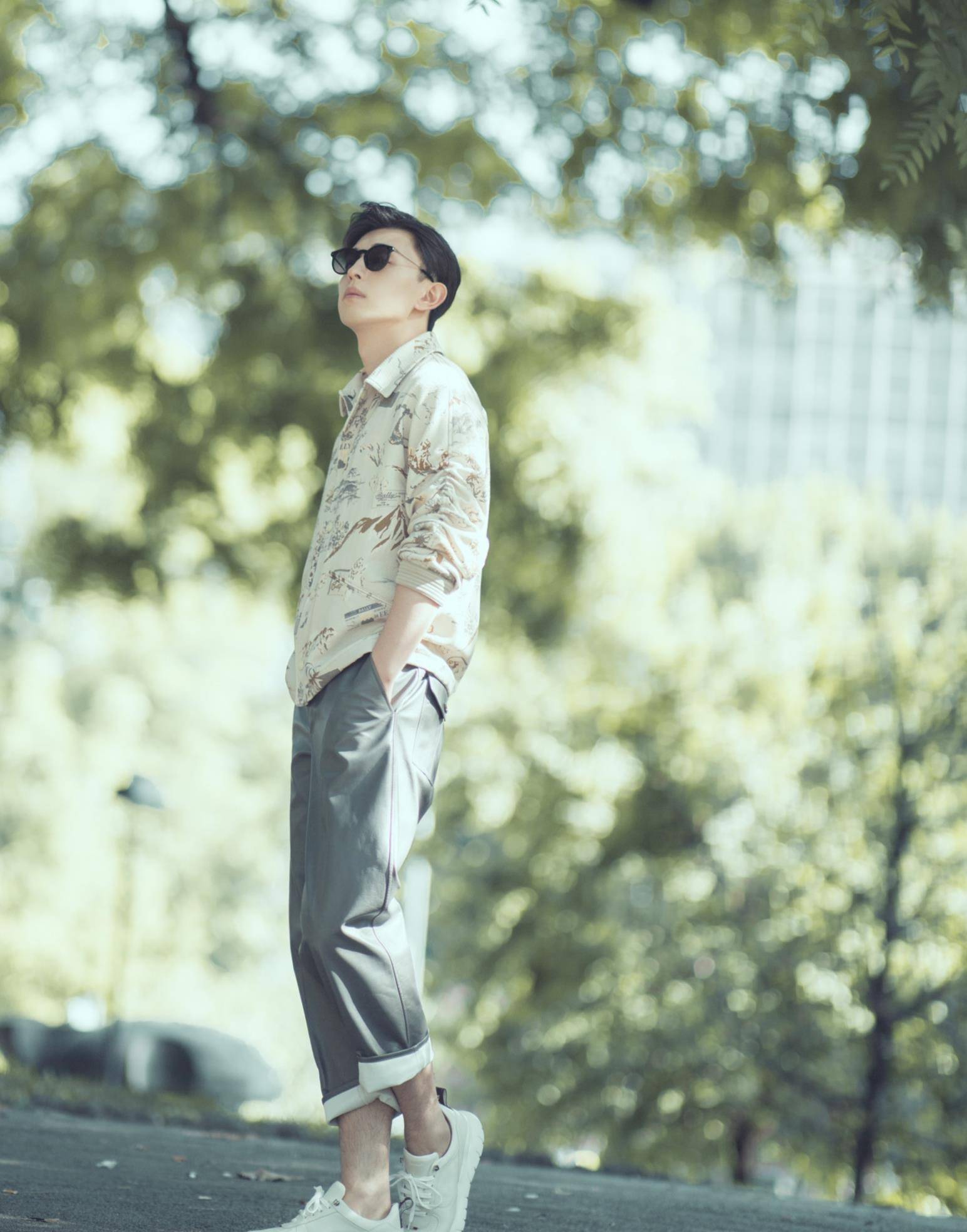 深蓝并没有浅蓝那样衬肤色,但是邓伦的牛奶肌却能够轻松驾驭这样显黑