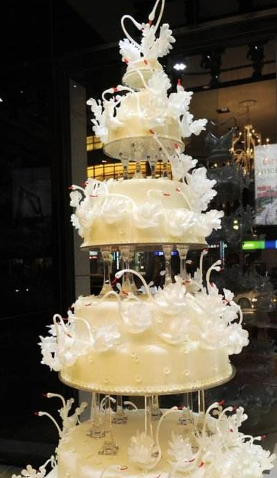 售价199万的大蛋糕,99只天鹅和999朵雏菊陪衬,推出一年后尴尬了_预定