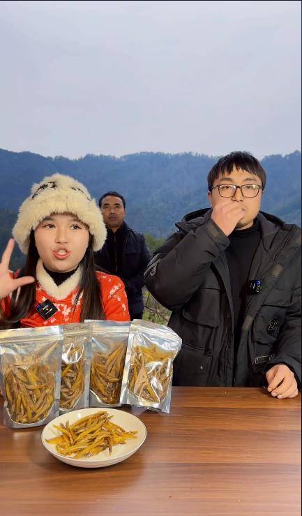 湘西冬宝直播带货现场刘薇和冬宝起争执,冬宝妹妹替哥哥直播_刘总