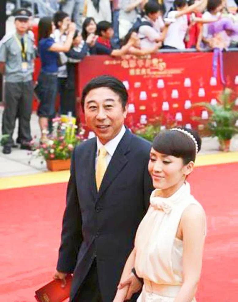 冯巩捧红冯小刚,促成他姻缘却连遭背叛,他的做法最动人心_贾玲_孩子