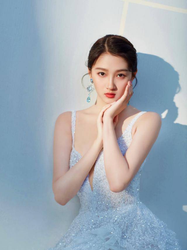 关晓彤也放开了,身穿深v礼服出席活动,身材口的"薄纱"亮了_时尚_安妮