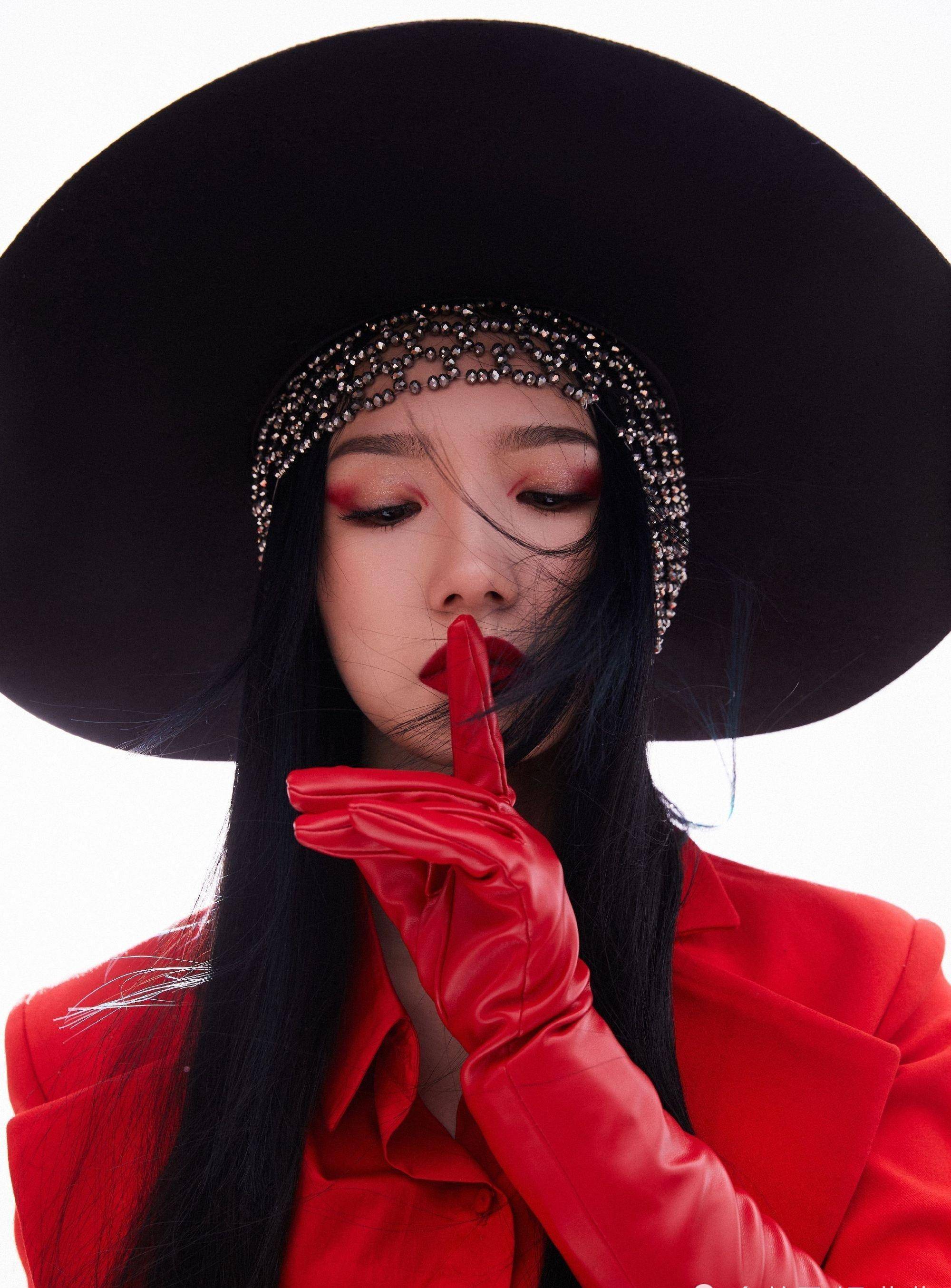 程潇新认证和孟美岐,吴宣仪不一样,是双标还是和肖战撇清关系?