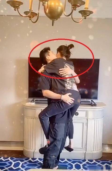 粉丝说窦骁笑得像个两百斤的胖子,何超莲幽默回复_男朋友_女朋友_照片