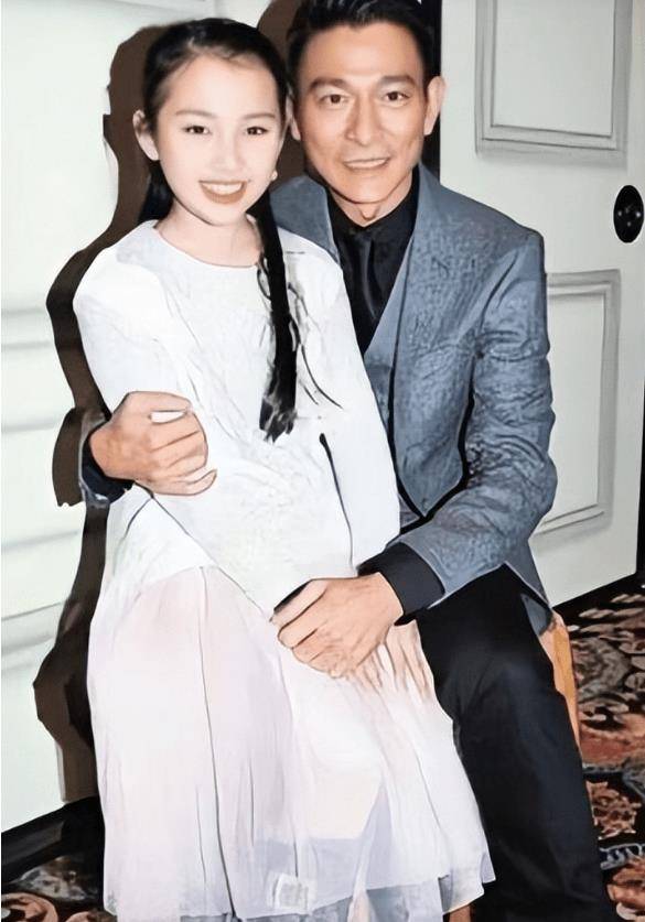 刘向蕙的女儿刘向蕙自幼就展现出艺术天赋,她的画展不仅展示了她的