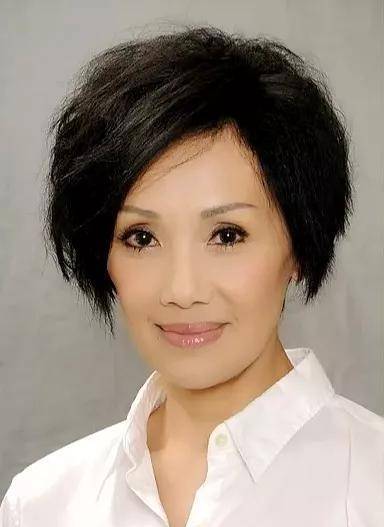配音,如古天乐的杨过,吕颂贤的令狐冲,张智霖的郭靖,都是杜燕歌配的