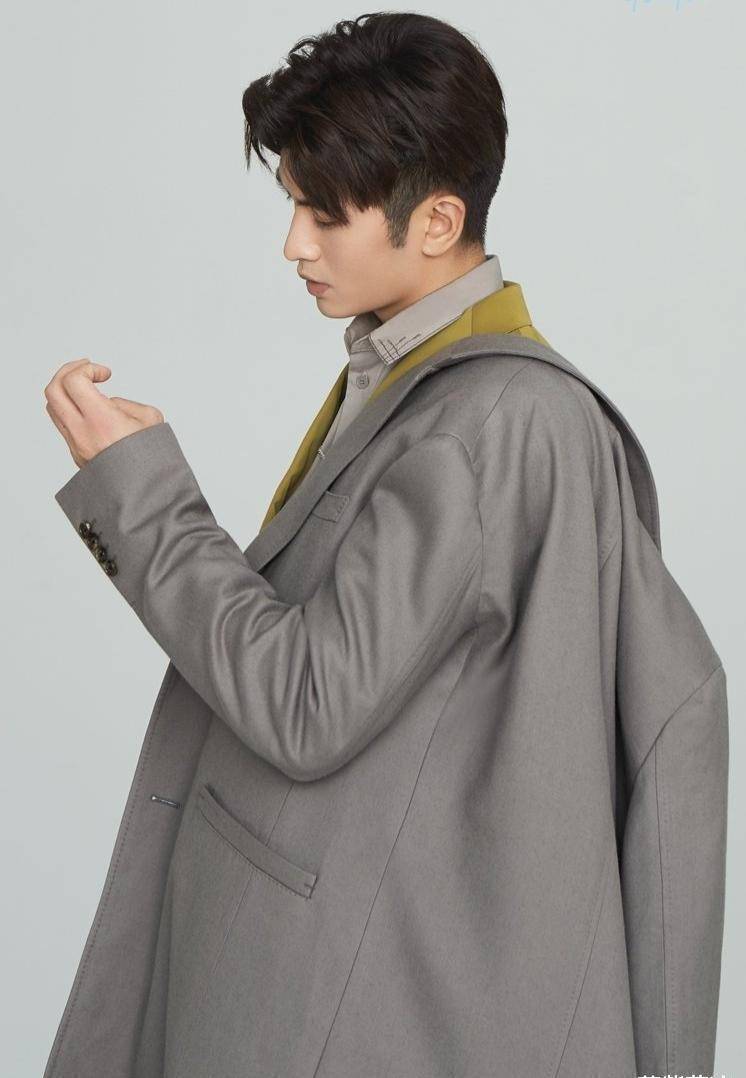 张云龙再现霸总穿搭,卫衣配皮衣毫无违和感,学生党照着穿也很帅_衬衫