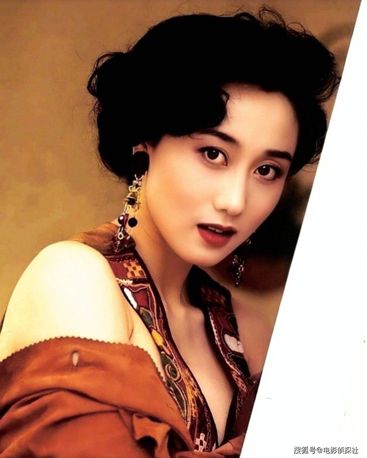 62岁利智近照曝光,外貌变化大引发热议,网友直言别拿赵雅芝比较