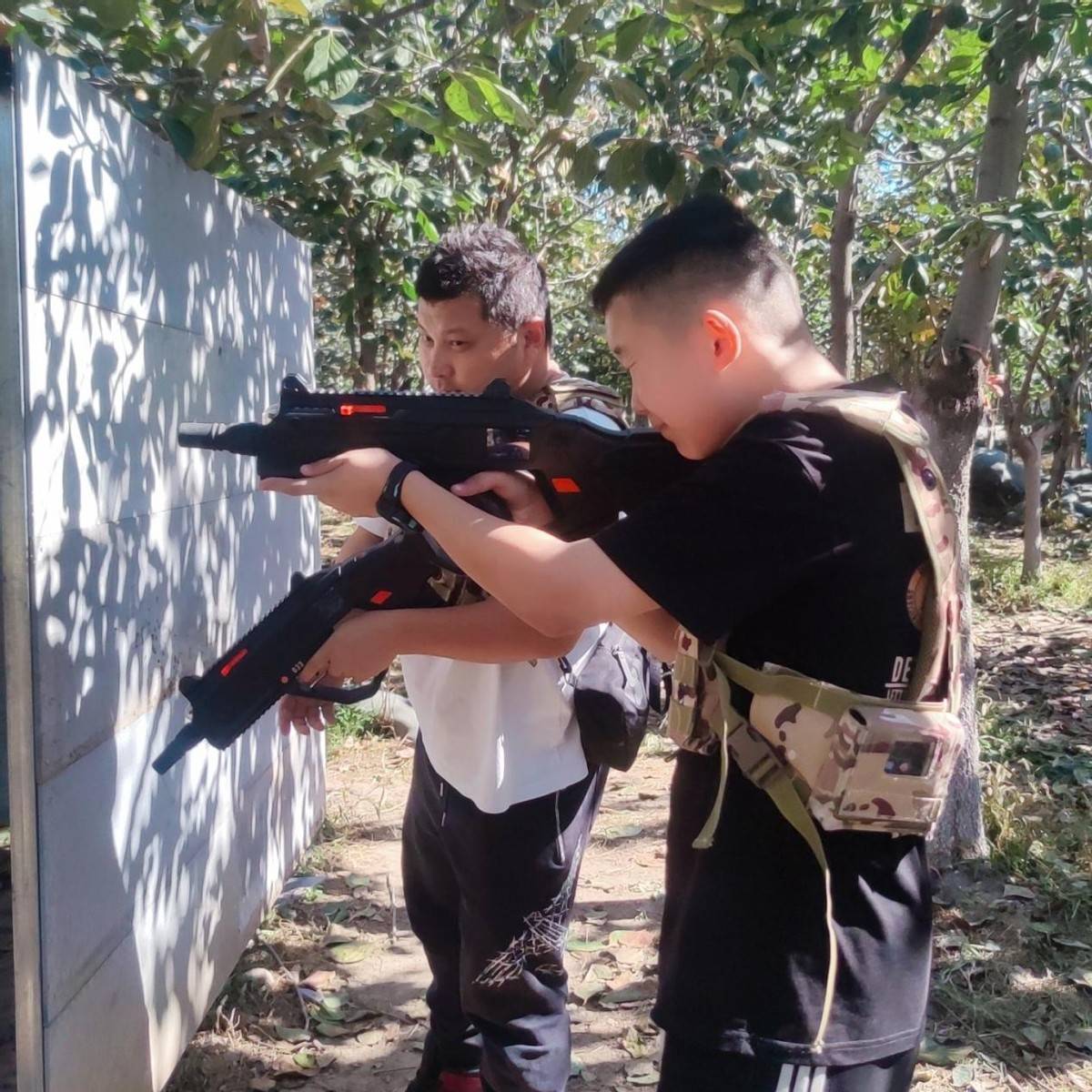 首先,真人cs游戏的美妙之处在于其强调团队的协作与策略.