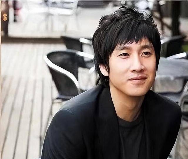 韩星李善均自杀身亡,受丑闻困扰,两个年幼的孩子和老婆怎么办?