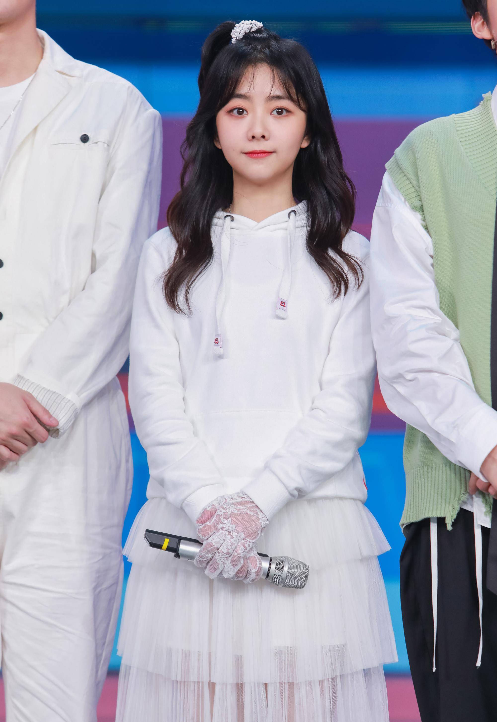 谭松韵真会装美,苹果头 空气刘海俏皮可爱,完全看不出快30岁_时尚