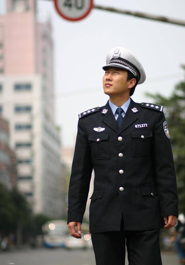 谭乔:眼泪向下,希望向上,生命于我以痛吻,我报之以歌_谭谈_交通_谭