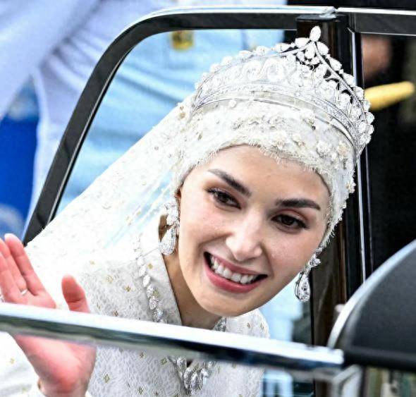 阿妮莎王妃连换5套婚纱,佩戴132克拉钻石王冠_马丁_王子