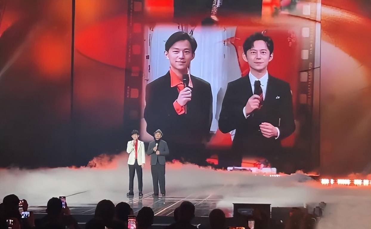 芒果年会奖项出炉:华晨宇地位高,何炅汪涵同框催泪,10位主持人一同拿