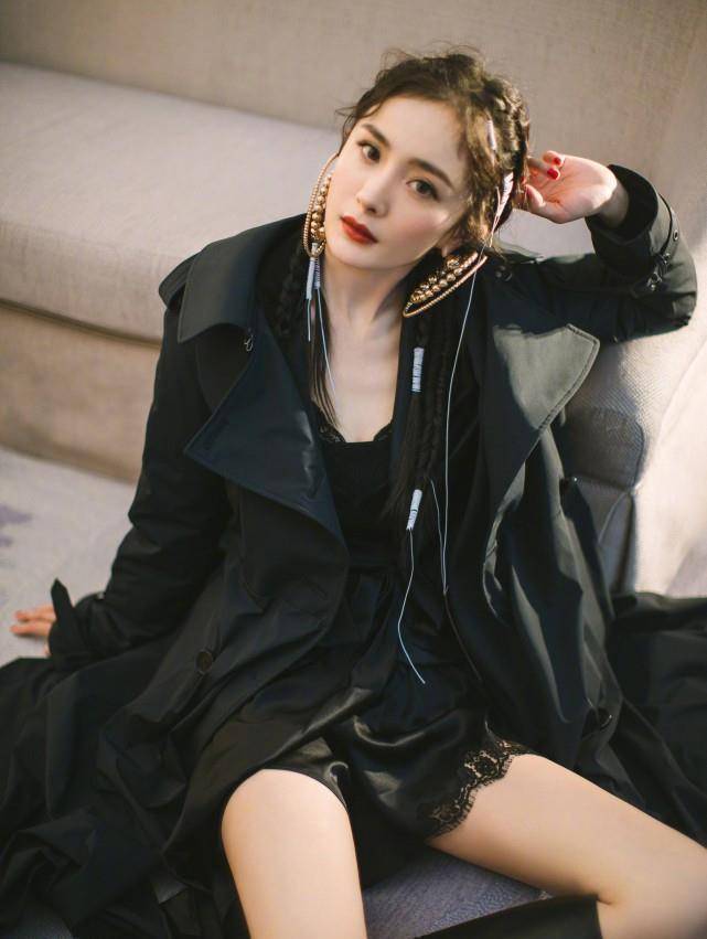 迪丽热巴晒最新自拍转发破百万,晒出自拍不露脸,眼睛神似老板杨幂