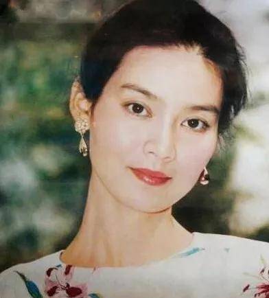 不整容,自然老去的8位明星,看起来一个比一个舒服_刘雪华_潘虹_归亚蕾