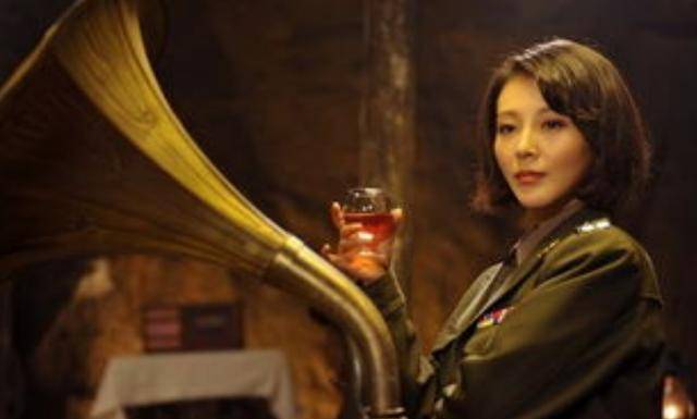 无心捍卫婚姻,妻子不守妇道,他只说不知道,升官后将她送疯人院_向影