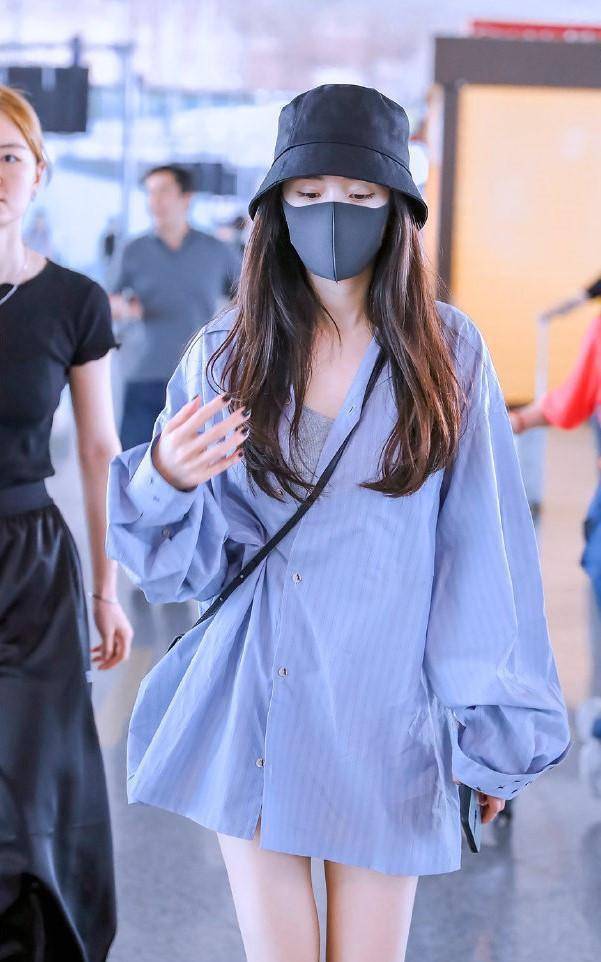 杨幂衣品真的好,短裤和短裙穿搭都能轻松驾驭,演绎出专属时尚美_身材