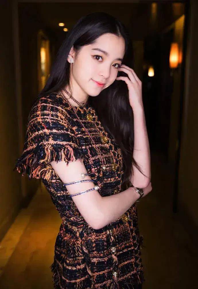 欧阳娜娜:从天才大提琴家到多栖巨星,她的故事激励着无数年轻人