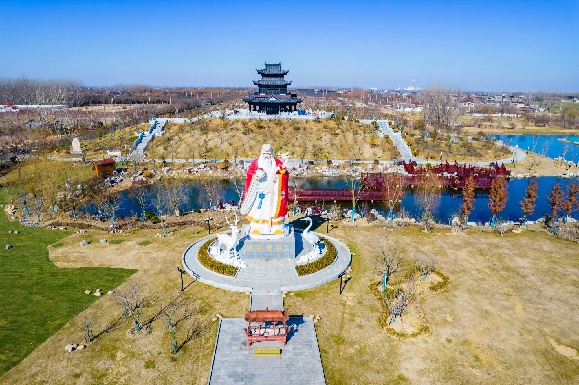 桃花源景区内面积极大,包括板栗大道,寿星广场,水上步道,桃花阁,梨园