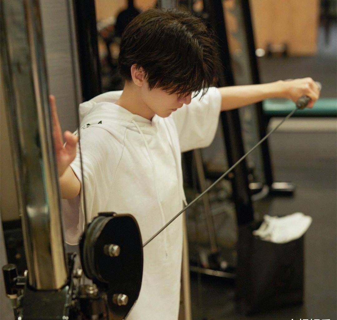 王俊凯健身照片流出,细看他的肌肉线条,平时是否有锻炼一目了然