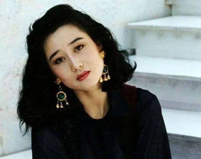 32年前,为李连杰生下两个女儿后,被分手的黄秋燕,过得如何?