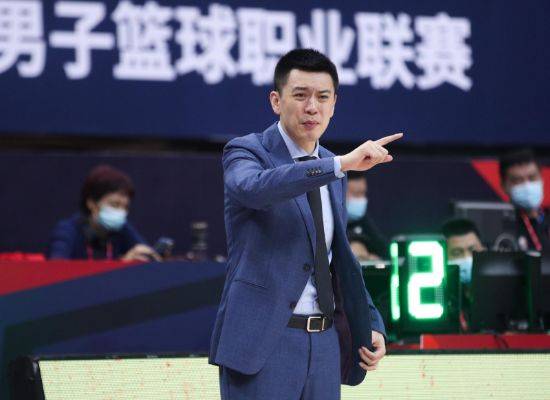 杨鸣被曝重回辽篮,仅唯一分歧点待解决便可再冲冠_收入_个人_主教练