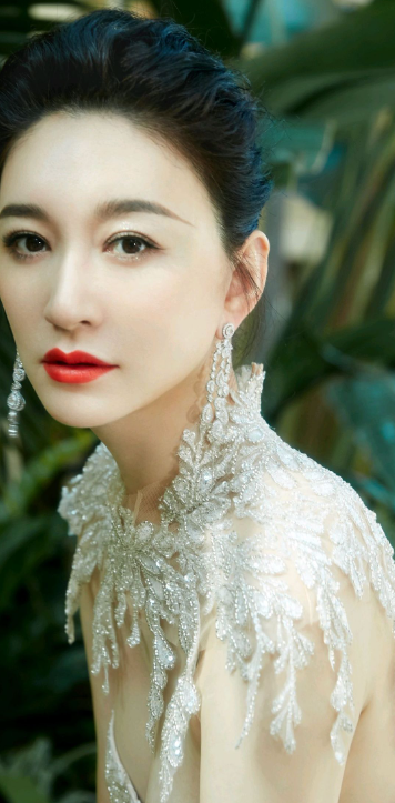 47岁李小冉:娱乐圈的"大号水蜜桃",独立反叛的魅力女神