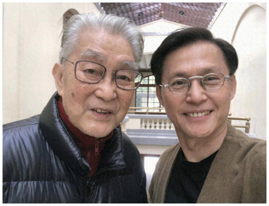 91岁周骢出席聚会罕露脸,与郑则仕合照气色红润,对方消瘦显憔悴