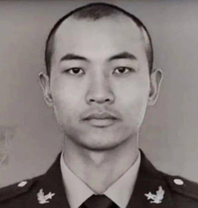 烈士王焯冉牺牲已有3年,他的雕像在部队落成,76岁奶