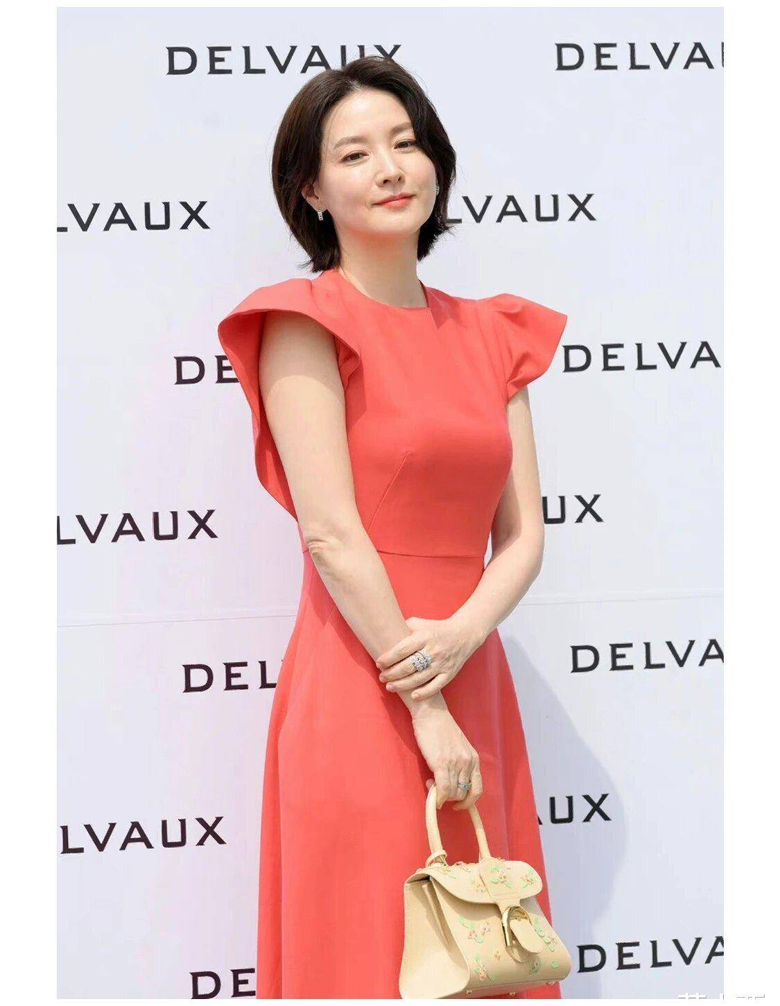52岁李英爱新剪了短发年轻20岁,穿橙红色连衣裙,美得像换了个人_皮衣