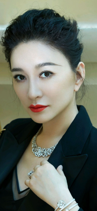 47岁李小冉:娱乐圈的"大号水蜜桃",独立反叛的魅力女神_感情_生活