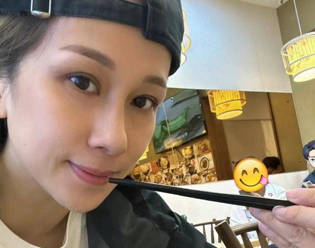 47岁文颂娴带娃来深圳,11岁女儿越发像妈妈,网友呼吁多来内地玩_杰米
