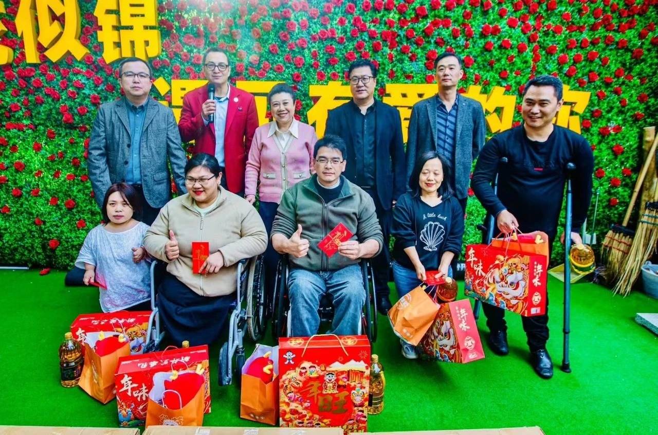 (党支部书记祝庆伟及阳明分会会长李然增为残友发放慰问品及红包)(德