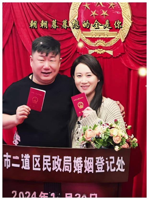 妻子是小其8岁漂亮演员,和刘丹反差大_董三毛_东方_官宣