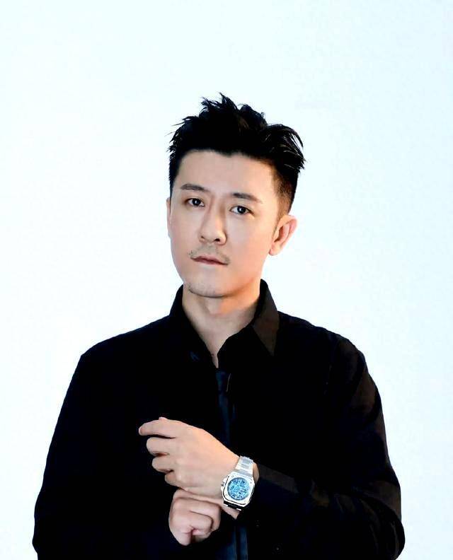 親媽是導演,乾媽是導演,20年都捧不紅的他,卻在改名後