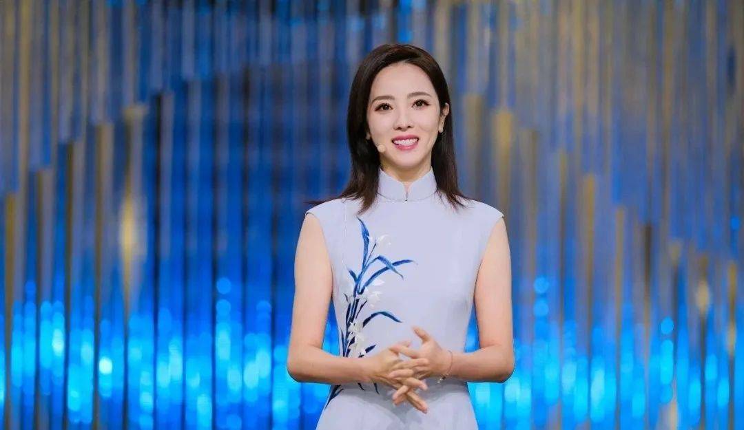 但是终究会退休,主持人大多吃青春饭,很少有50 的女主持人,还站在舞台