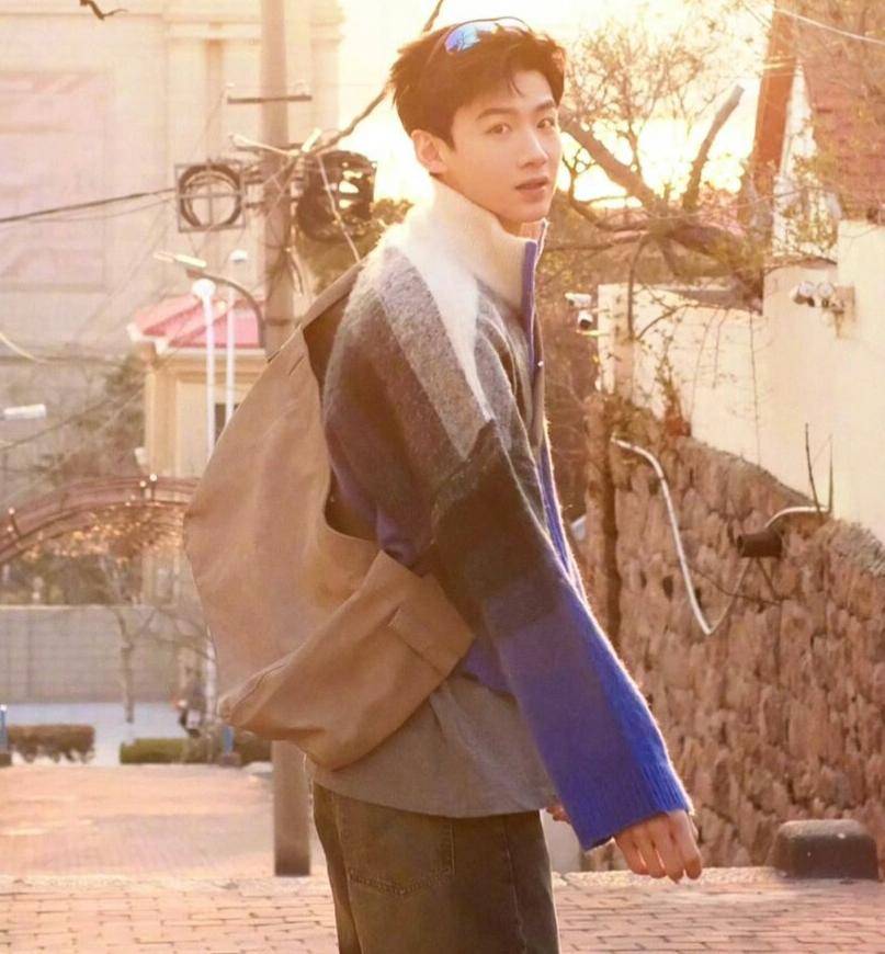 还有明星穿过这款牛仔外套,不知道是为了好朋友做宣传,还是和白敬亭有