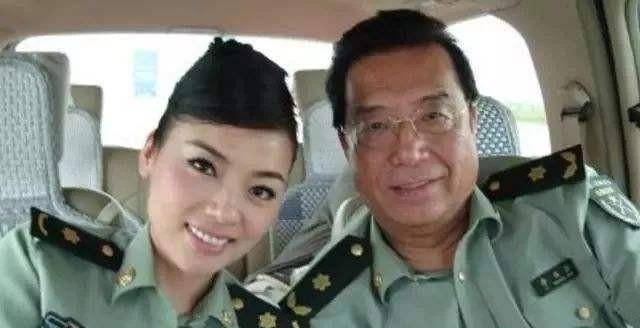 军中绿花陈思思近照,特别漂亮的湘妹子,她45岁了,为何仍然未婚_李双江